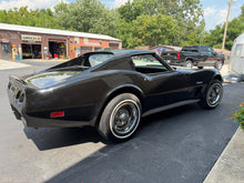 Load image into Gallery viewer, 1975 Corvette Stingray t-top coupe
